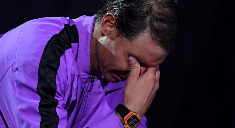 Problème respiratoire, boitant du pied gauche et oxygène, après un combat sans relâche, Rafa s’en sort et se qualifie pour les demi-finales de Wimbledon.