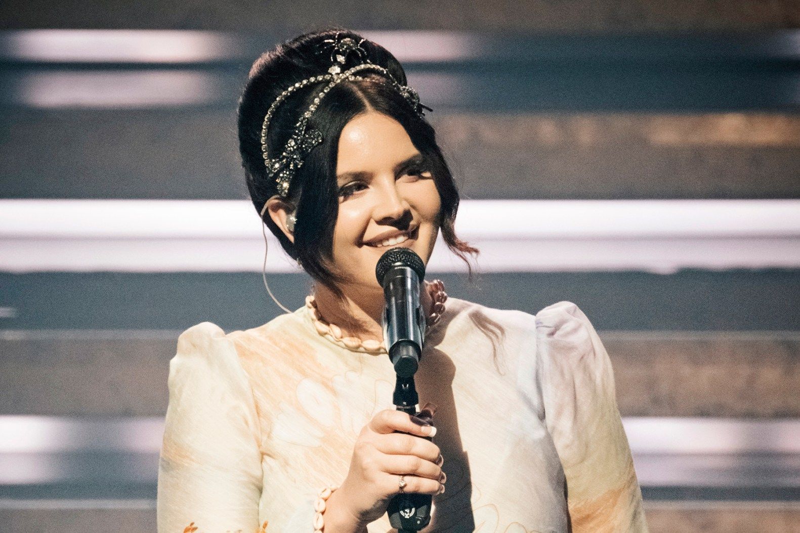 Urgente! Cantora Lana Del Rey sofre parada cardíaca após show.