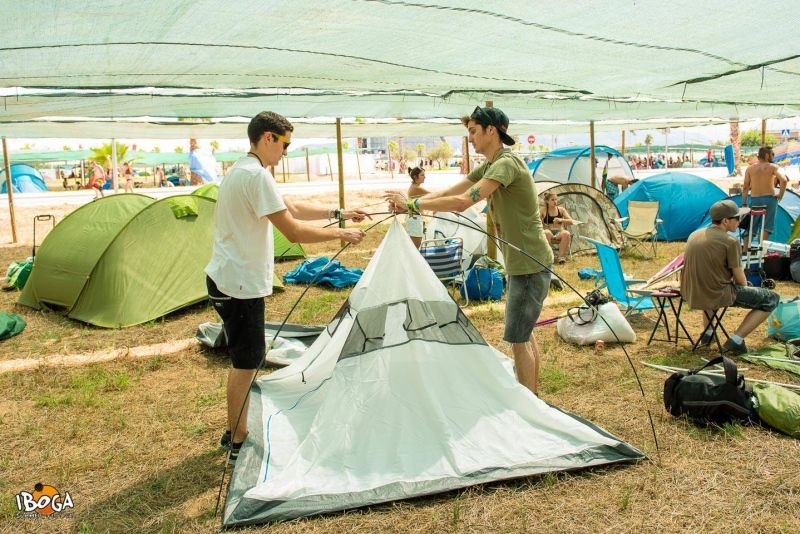 Dos jovenes castellonenses causan una caida masiva de toldos en un festival en Gandia