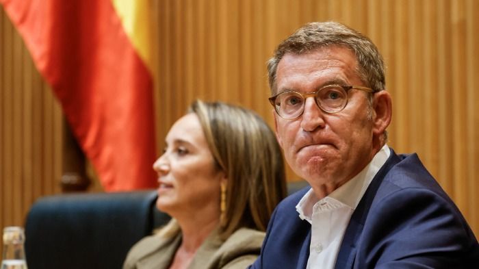 Feijoo anuncia que militará en el PSOE para evitar desde dentro que Sanchez destruya España