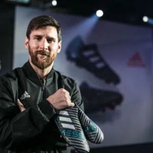 Messi presenta sus nuevas botas en el bowling pedralbes, en BARCELONA!! GUIÑO AL BARÇA?